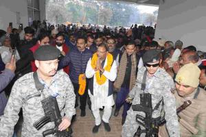 BJP State President Pankaj Chaudhary Inspects Gorakhpur District Hospital, Distributes Fruits to Patients