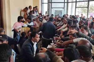 Chaotic Scramble for Souvenirs Mars MP Government’s Two-Year Anniversary Briefing