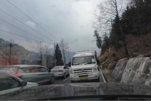 Gridlock in the Clouds: Viral Dashcam Footage Exposes Dangerous Himalayan Highway Chaos