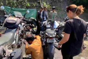 Ingenuity in the Himalayas: Roadside Mechanic Saves Stranded European Travelers in Shimla