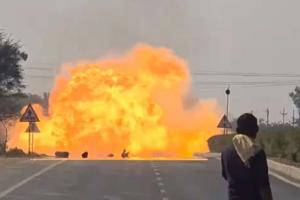 Massive Fire Erupts on National Highway 53 as Cylinder-Laden Pickup Overturns in Mahasamund