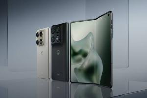 Motorola Challenges Foldable Status Quo With Debut of Razr Fold at CES 2026
