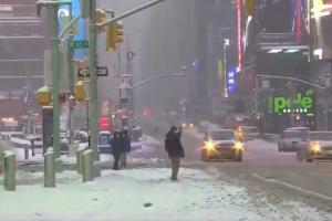 New York’s Times Square Transformed into Winter Wonderland by Sudden Heavy Snowfall