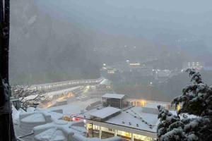 Season’s First Snowfall at Vaishno Devi Prompts Temporary Suspension of Pilgrimage