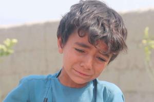 Grief Amid the Rubble: Afghan Boy’s Viral Loss Highlights Human Toll of Cross-Border Strikes