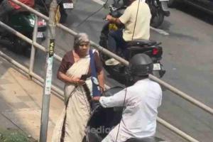 Traffic Vigilante: Elderly Kerala Woman Forces Rule-Breaking Motorist off Pedestrian Path