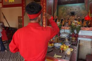 Young Buddhist Monk Goes Viral for Fluent English Explanation of Temple Rituals to Foreign Tourists