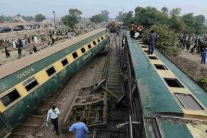Pakistan Train Derailment in Punjab Kills Six, Several Injured in Early Morning Crash