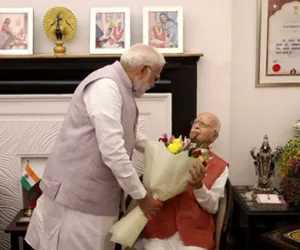 PM Modi meets BJP veteran Advani to extend wishes on his birthday